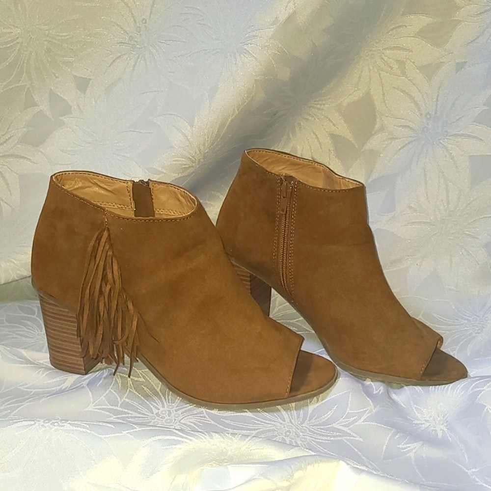 EUC Cato soft brown suede open toe booties
